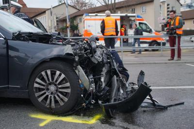 Stuttgart: Rettungswagen verunfallt auf dem Weg zum Brandeinsatz - Starke Rauchenwicklung bei Brand in Lagerhalle